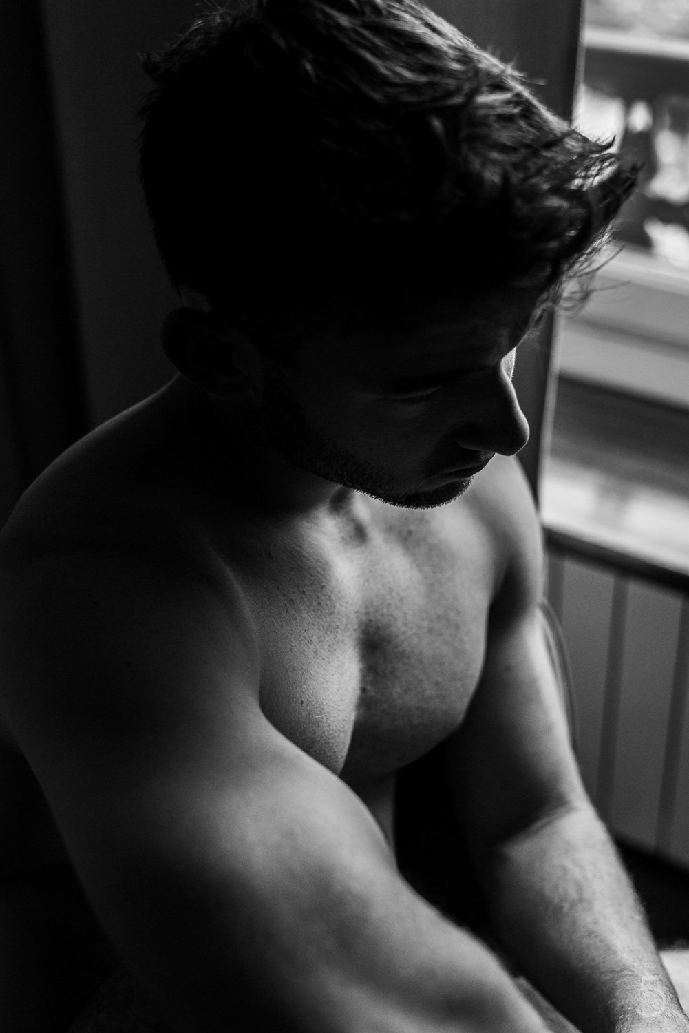 Black and white, body builder, muscles, French man, sensual body texture photo by Studio5th, nude photoshoot, photoshoot de nu, nu artistique, artistic nude,professional and respectful photographer 