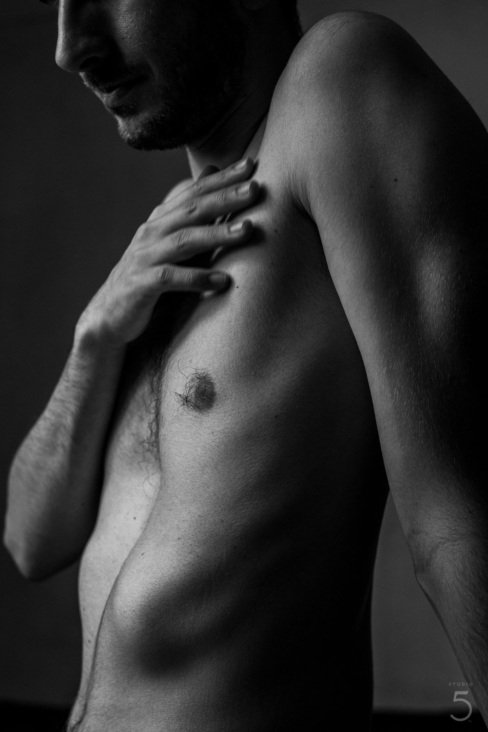 Sensual and artistic male torso in black and white, photo by Studio5th,
nude photoshoot, photoshoot de nu, nu artistique, naked men, french men, nude photography, male artistic nude, professional artist, respectful 