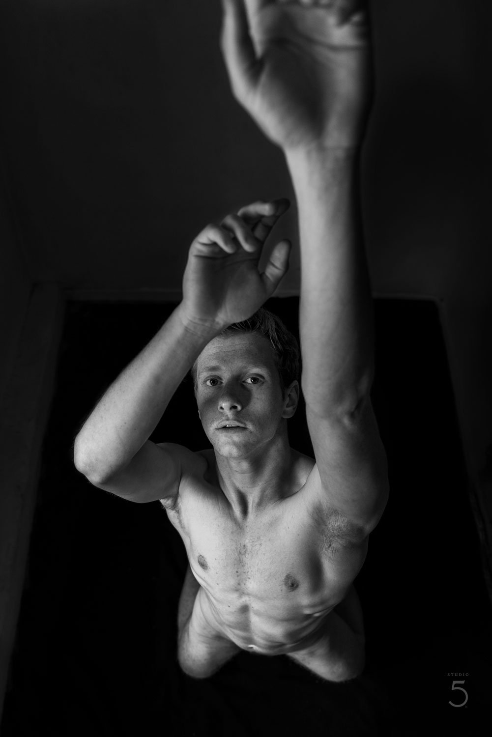 Black and white male nude, photo by Studio5h, nude photoshoot, photoshoot de nu, nu artistique, artistic nude, professional artist, respectful 