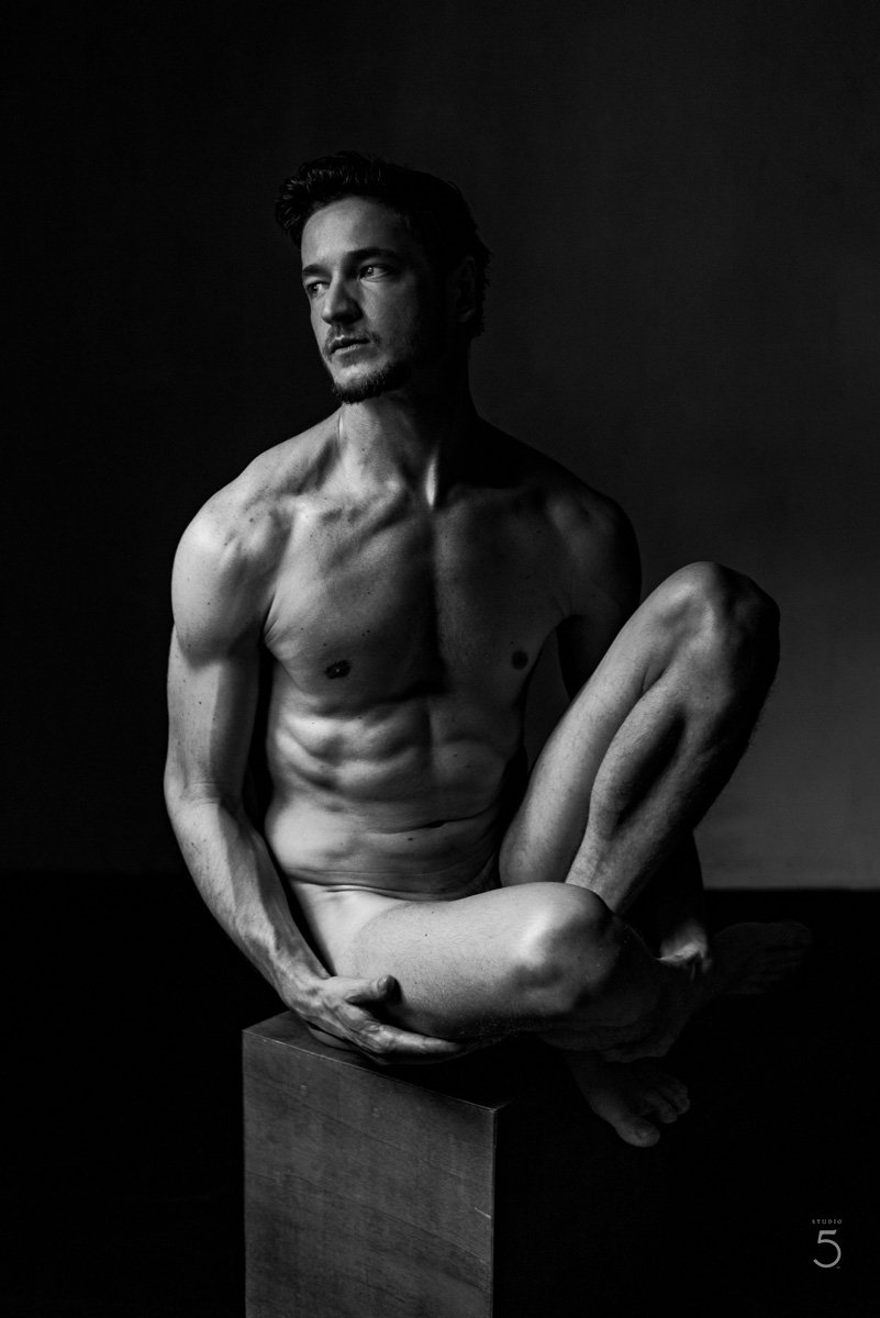 Inspired by Rodin, Black and white, italien man, muscles, six packs confidence , photo by Studio5th, nude photoshoot, photoshoot de nu, nu artistique, artistic nude, professional artist, respectful 