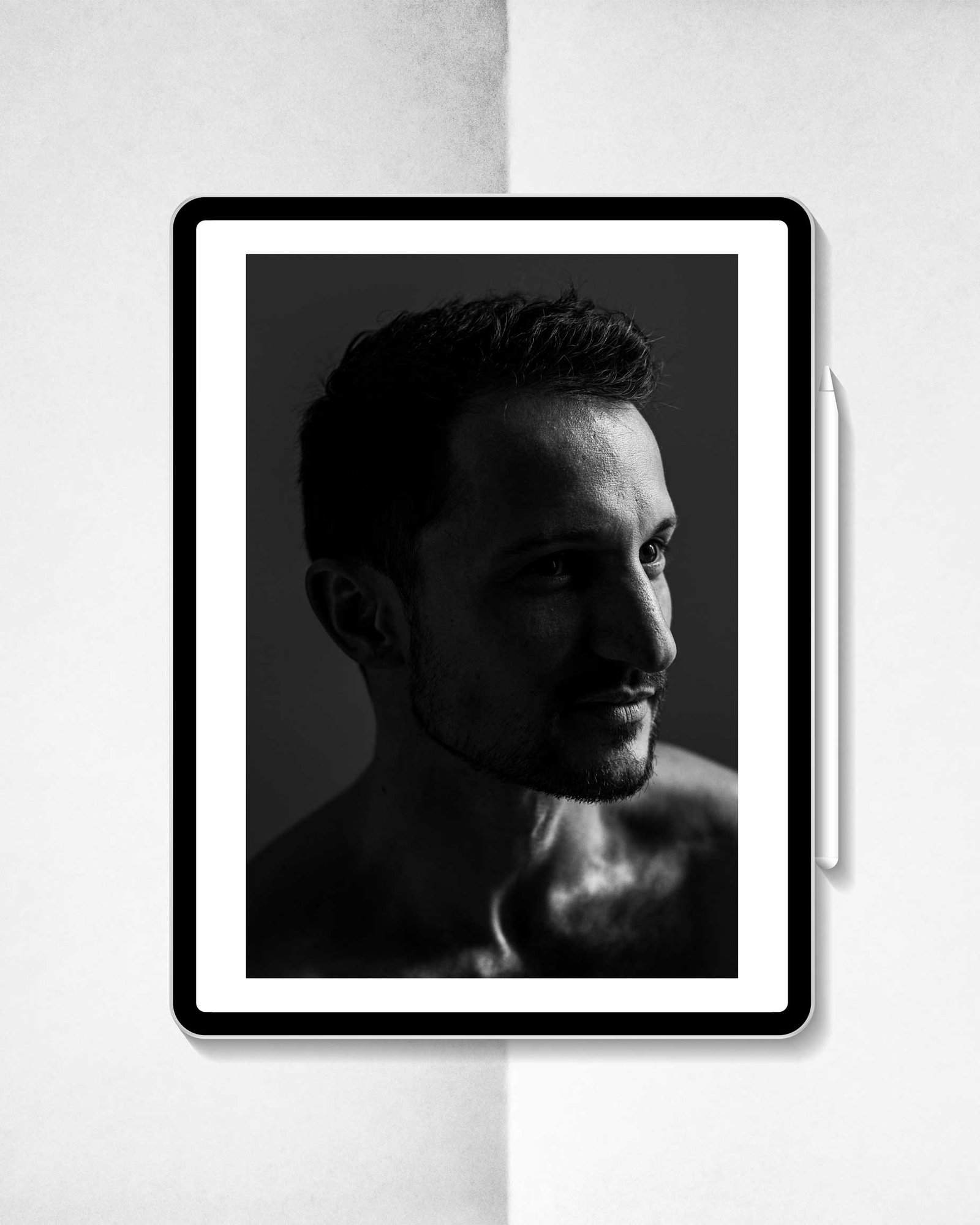 MAGACINQ No.8 Micka – Nu Artistique | Studio5th - Image 2